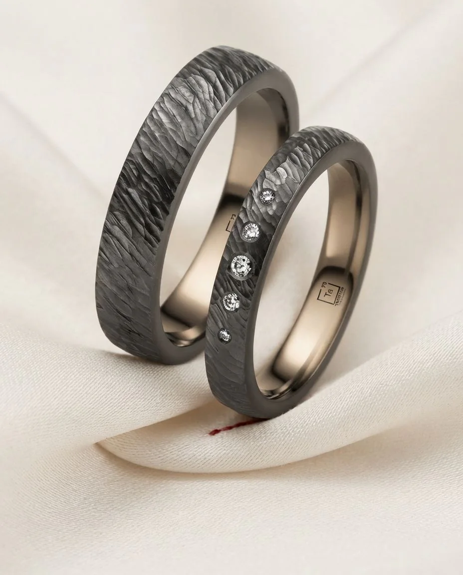 Eheringe Tantal Hammerschlag Groove TA49 & TA50 · drapiert