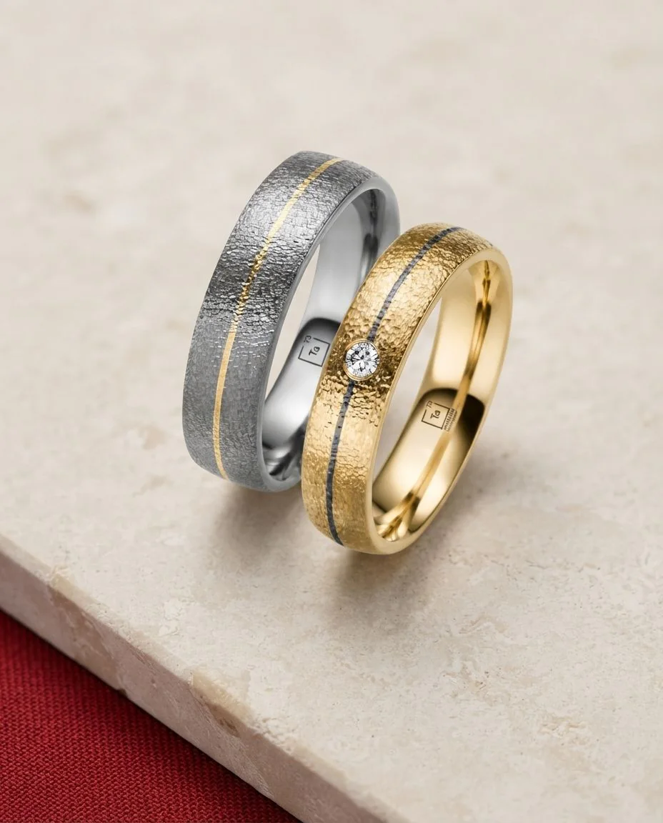 Eheringe Tantal Gold Gehämmert Smalldots TA29 & TA30 · drapiert