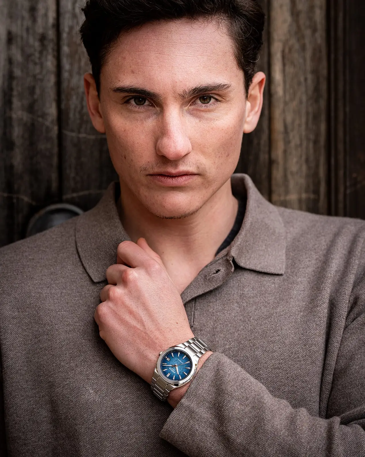 Ein Mann trägt die silberne Armbanduhr EFK-200D-2AER mit blauem Zifferblatt am Handgelenk