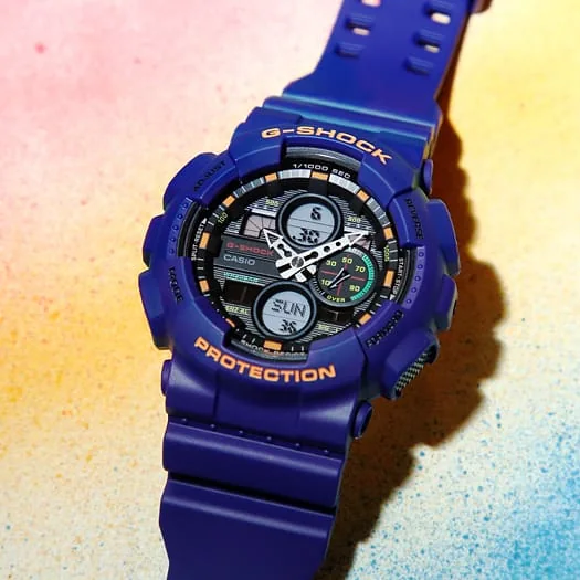 Gehäuse und Armband der G-SHOCK Armbanduhr GA-140-6A etwas seitlich von vorn vor mehrfarbigem Hintergrund.