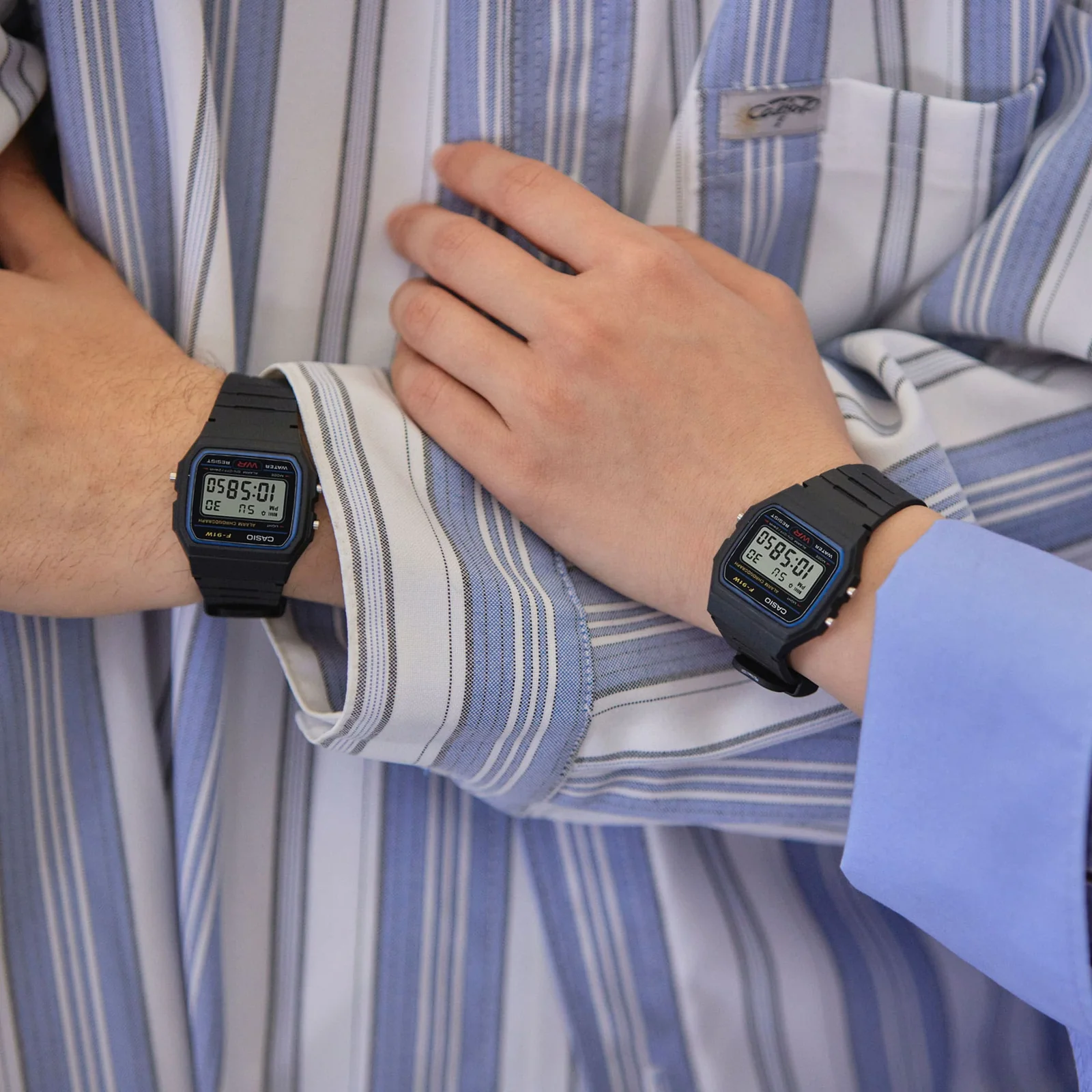 Die CASIO TIMELESS COLLECTION Armbanduhr F-91W-1Y am Handgelenk einer Person in einem Innenraum.