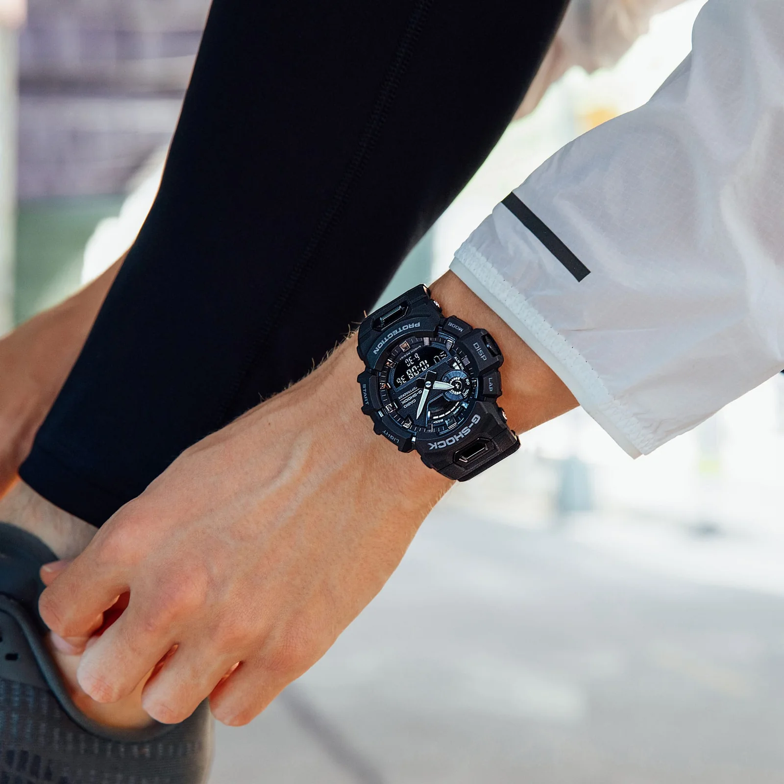 Die G-SHOCK Armbanduhr GBA-900-1A am Handgelenk einer Person während einer Freizeitaktivität.