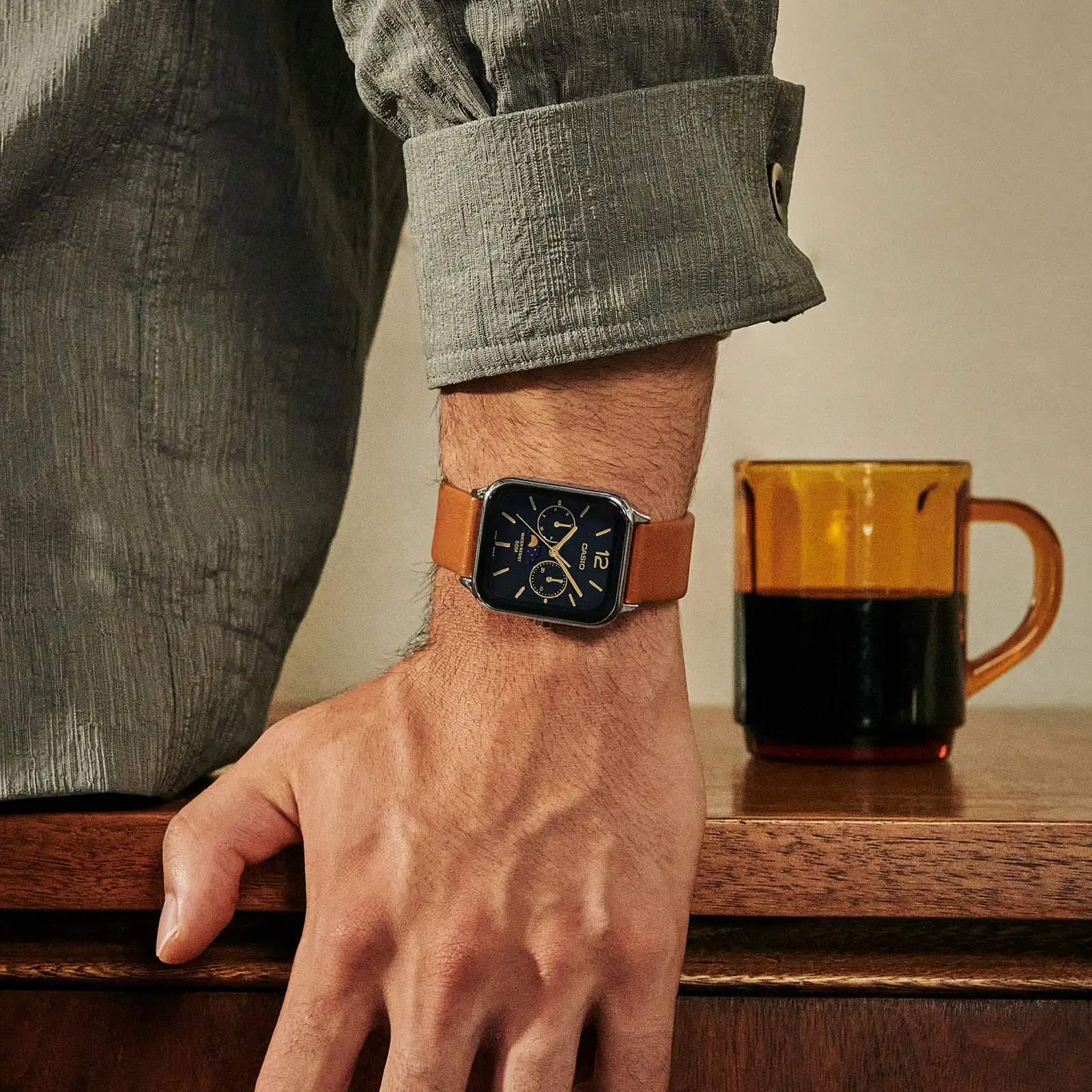 Die CASIO TIMELESS COLLECTION Armbanduhr MTP-M305L-1AV am Handgelenk einer Person in einem Innenraum.