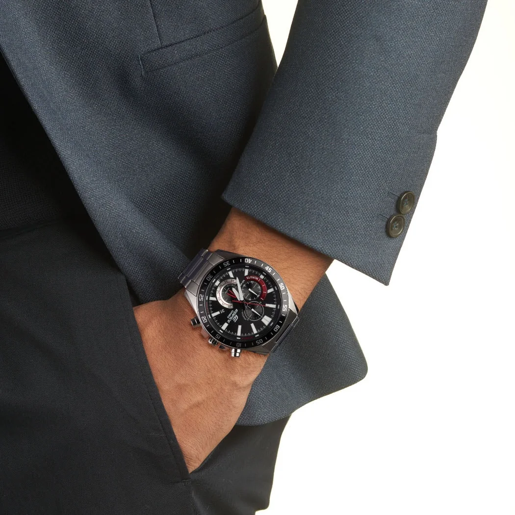 Nahaufnahme der EDIFICE Armbanduhr EFV-620D-1A4VU am Handgelenk einer Person.