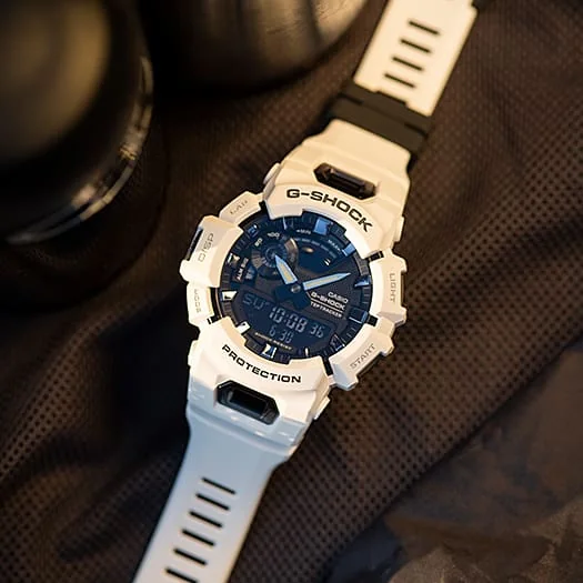 Ansicht der der G-SHOCK Armbanduhr GBA-900-7A mit aktivierter LED-Beleuchtung.