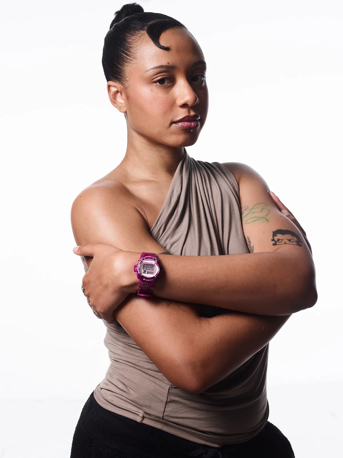 Eine Frau mit beigem Top trägt die pinke Armbanduhr BG-169CM-4ER von BABY-G am Handgelenk