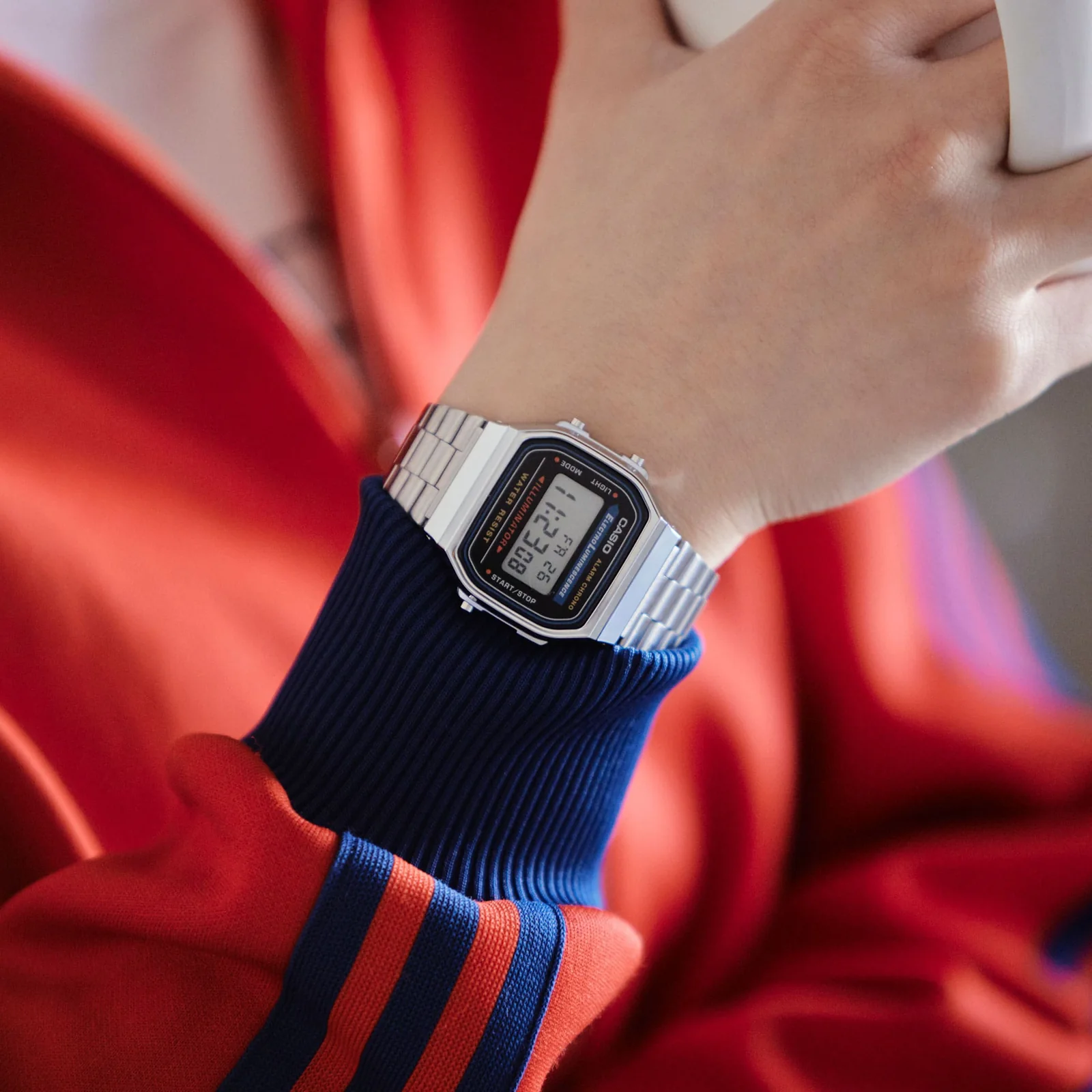 Nahaufnahme der CASIO VINTAGE COLLECTION Armbanduhr A168WA-1Y am Handgelenk einer Person.