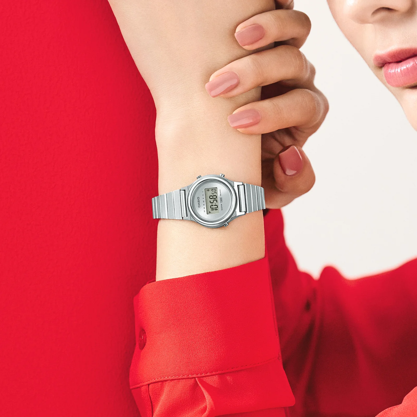 Die CASIO VINTAGE COLLECTION Armbanduhr LA700WE-7A am Handgelenk einer Person.
