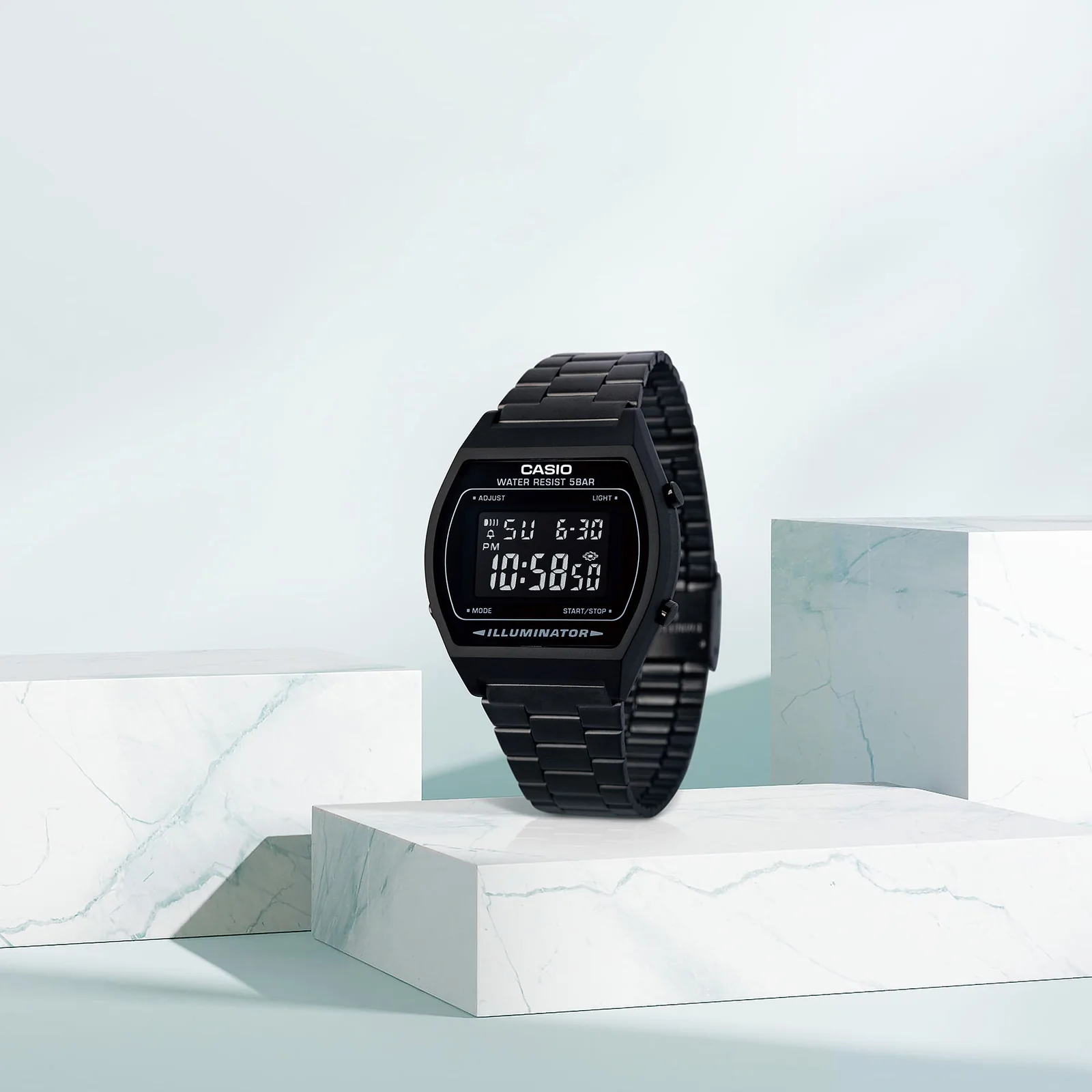 Die schwarze Digitaluhr "B640WB-1B" auf einem marmorartigem Podest