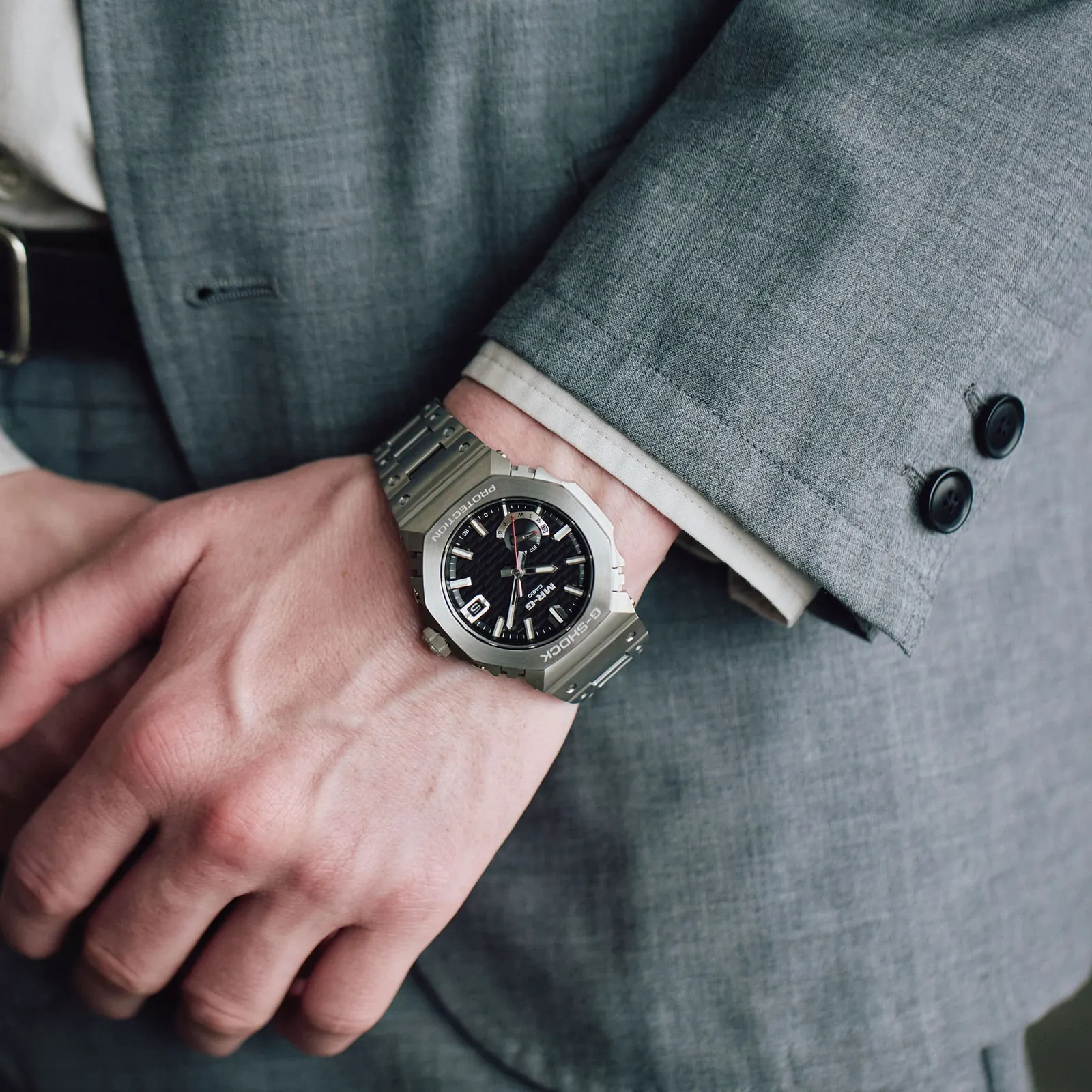 Nahaufnahme der G-SHOCK Armbanduhr MRG-B2100D-1A am Handgelenk einer Person.