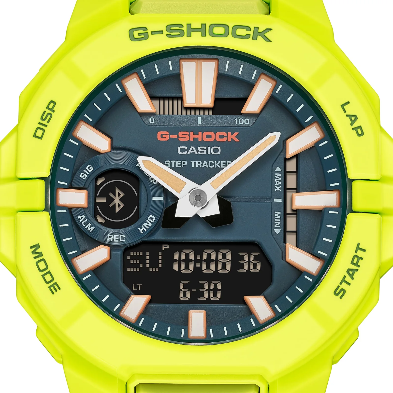 Die fluoreszierenden Indizes sind hell auf dem sonst dunklen Zifferblatt der Armbanduhr GBA-950-9A3ER hervorgehoben