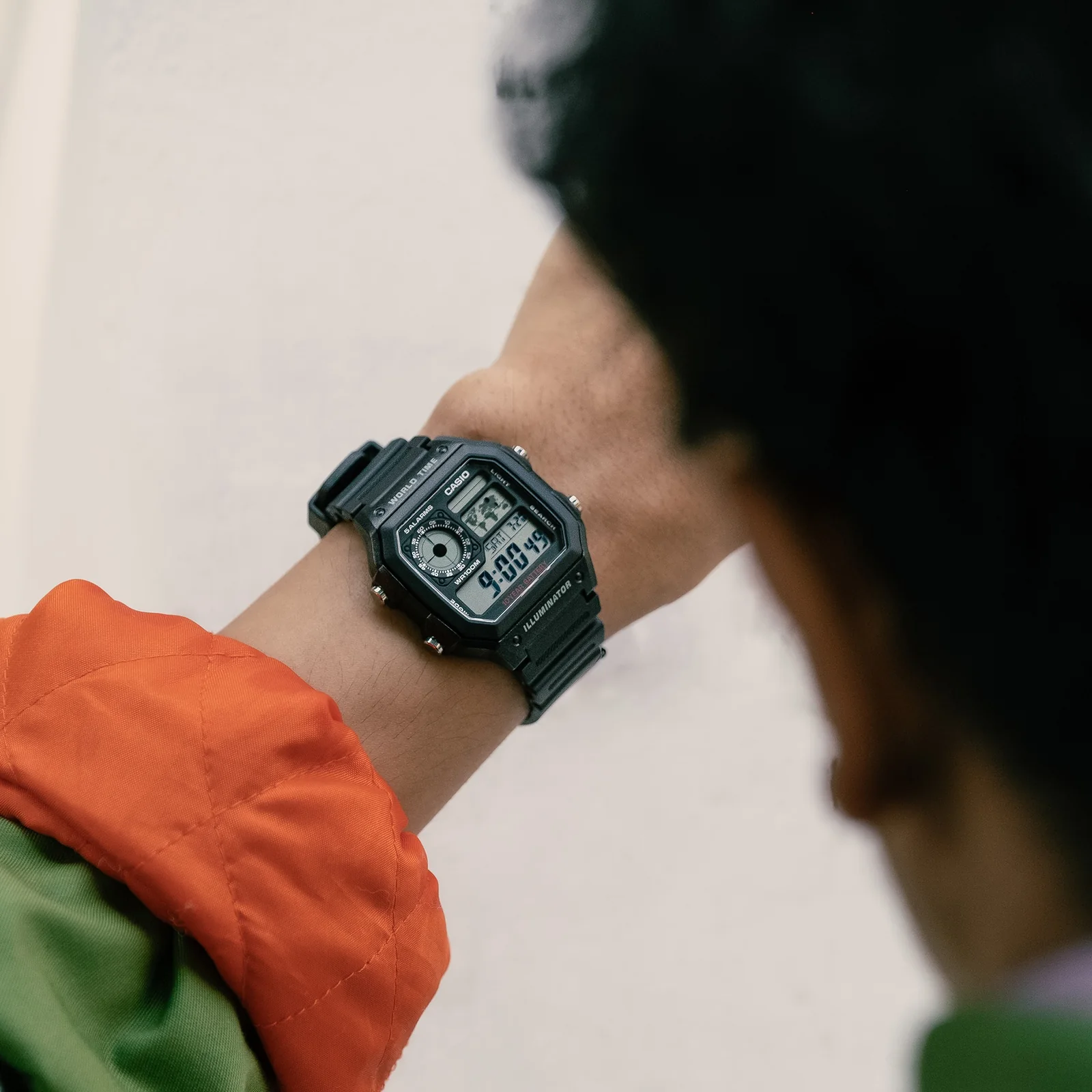 Nahaufnahme der CASIO TIMELESS COLLECTION Armbanduhr AE-1200WH-1AV am Handgelenk einer Person.