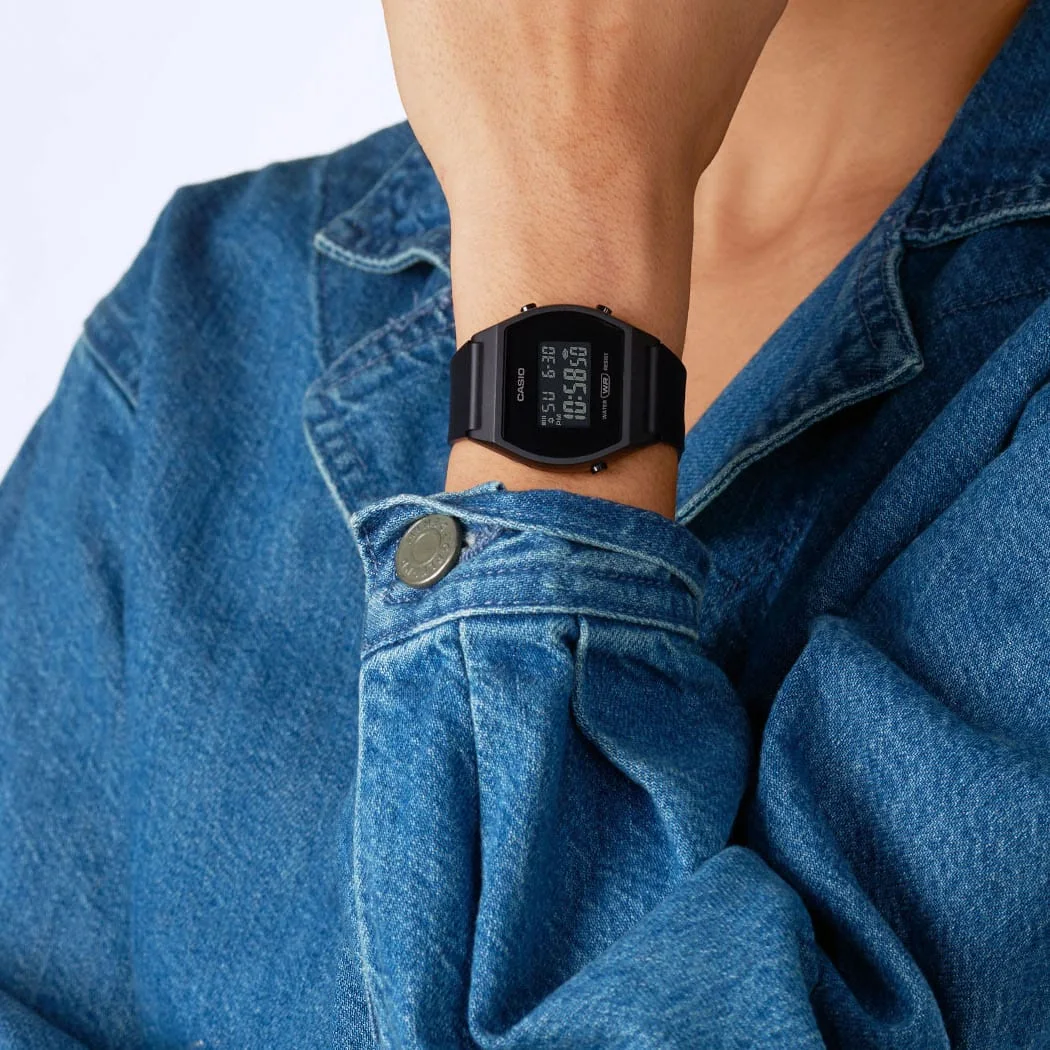 Eine Person trägt die LW-204-1B am Handgelenk und hat ein blaues Jeanshemd an