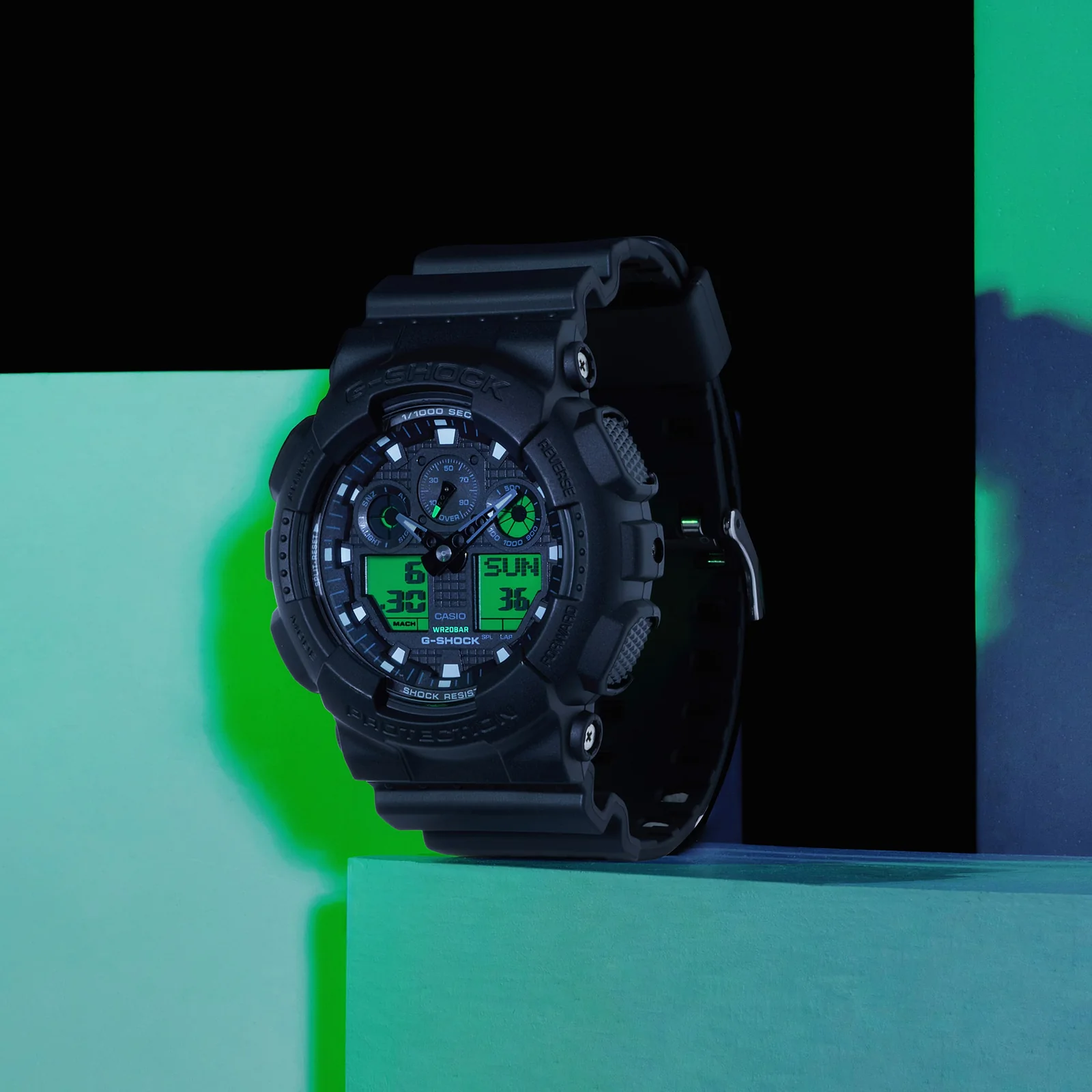 Die digitale Anzeige der analog-digitalen Armbanduhr GA-100BEG-1AER von G-SHOCK leuchtet in dunkler Umgebung