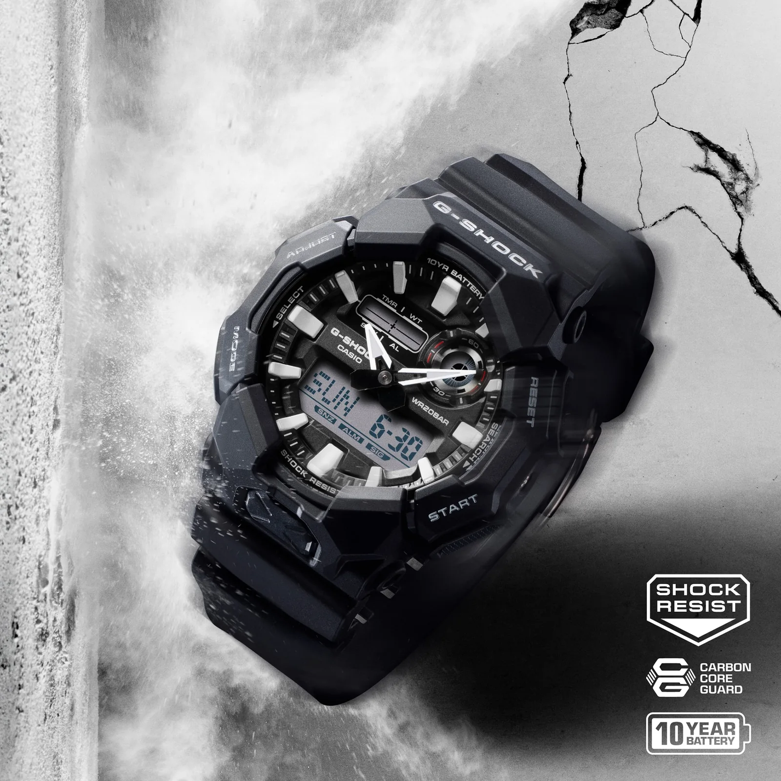 Die G-SHOCK Armbanduhr GA-010-1A in einer dekorativen Inszenierung, die auf die Robustheit der Uhr hinweisen soll mit den drei Logos "Shock Resist", "Carbon Core Guard" und "10 Year Battery" .