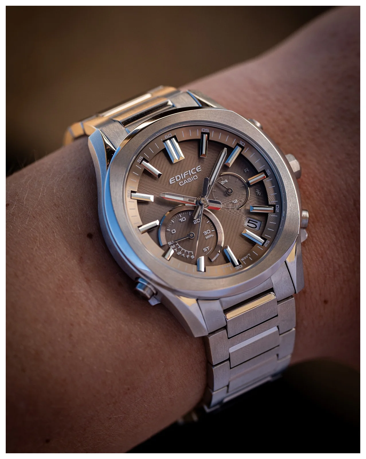 Eine Person trägt die analoge EDIFICE Armbanduhr EQB-1300D-5AEF am Handgelenk