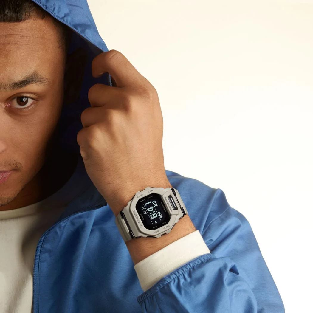 Nahaufnahme der G-SHOCK Armbanduhr GBD-200UU-9 am Handgelenk einer Person.