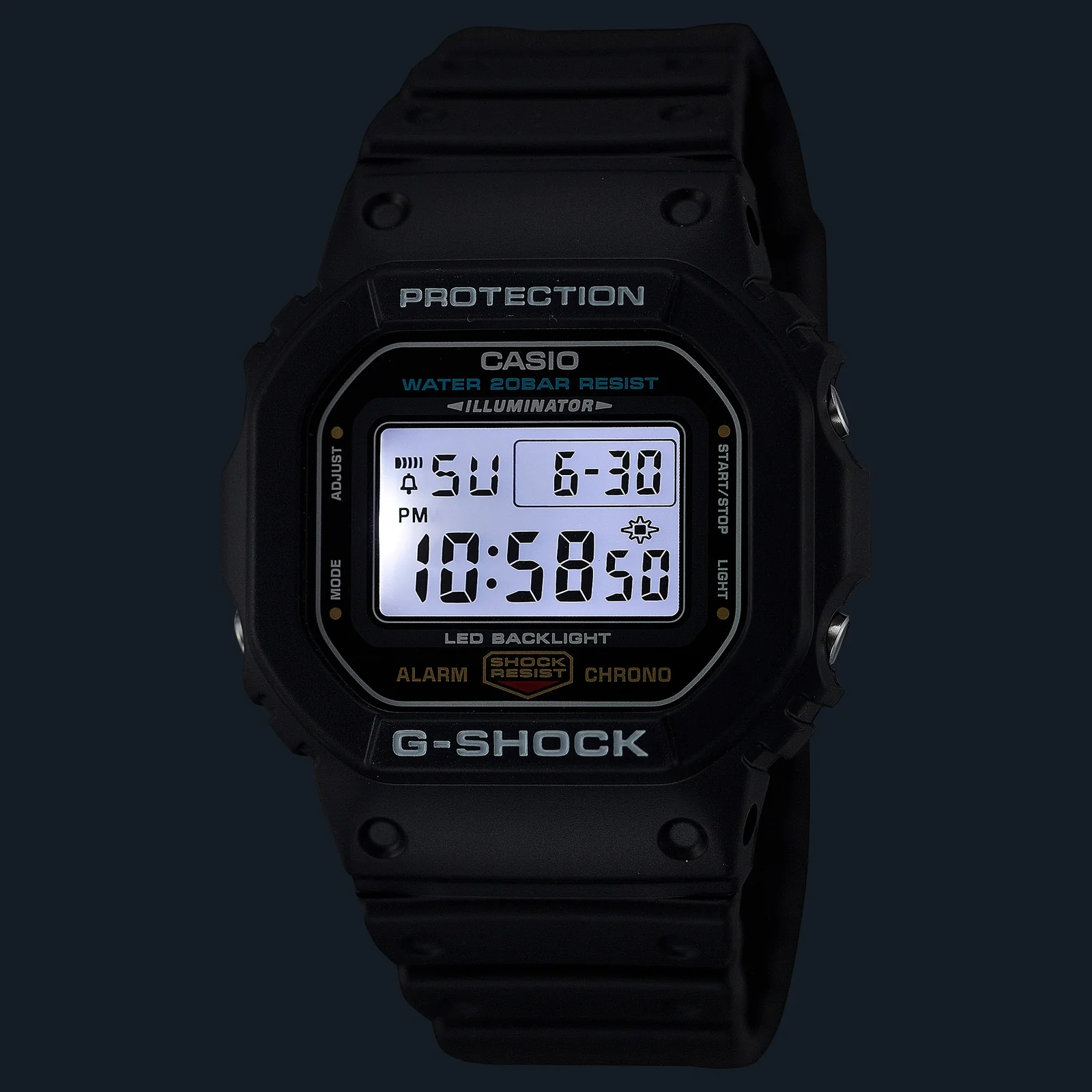 Nahaufnahme des digitalen Zifferblatts der G-SHOCK Armbanduhr DW-5600UE-1 mit aktivierter LED-Beleuchtung.