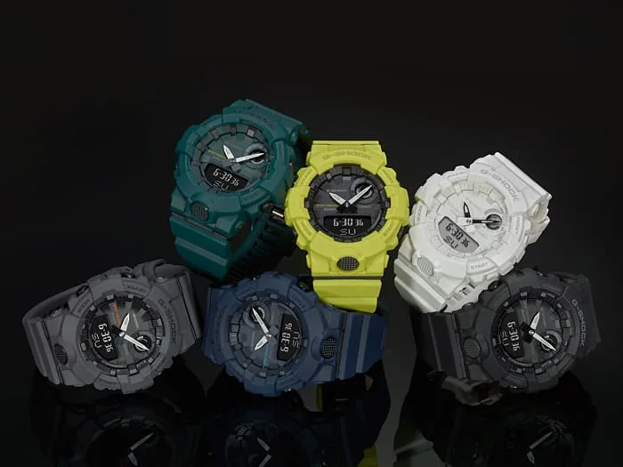 Die G-SHOCK Armbanduhr GBA-800-1A neben den fünf anderen Modellen aus der G-SHOCK G-SQUAD GBA-800 SERIES in den Farben Grau, Grün, Dunkelblau, Gelb und Weiß.