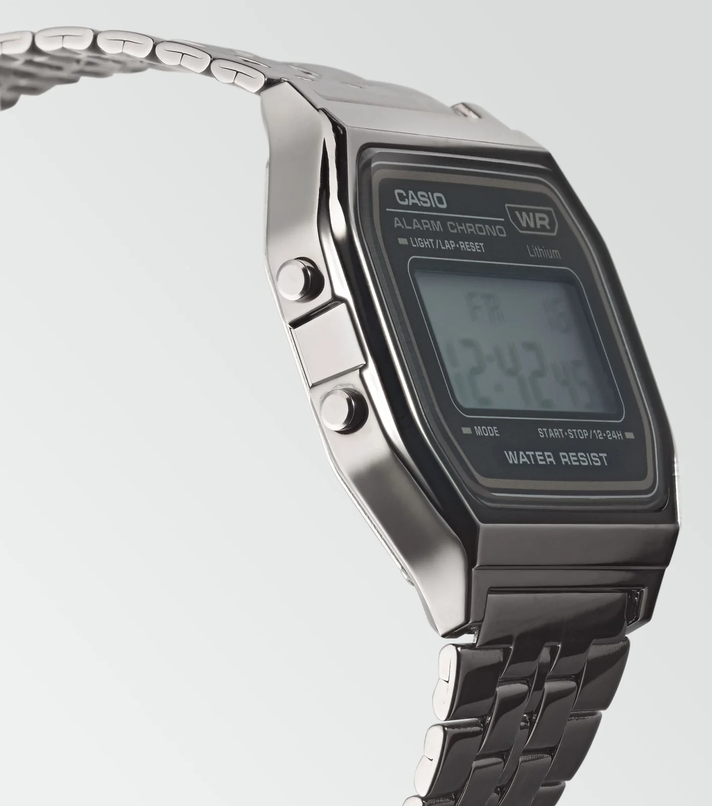 Seitliche Ansicht der Armbanduhr A158WETB-1A mit Blick auf die Einstellungsknöpfe an der Seite