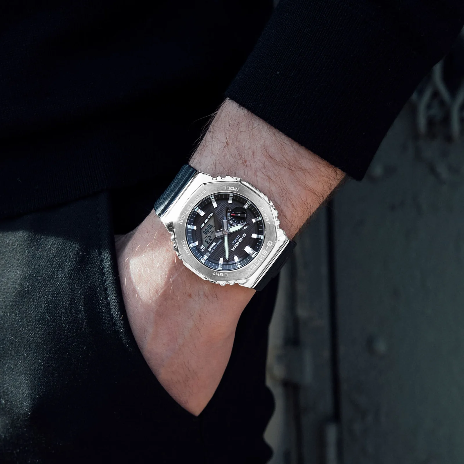Nahaufnahme der G-SHOCK Armbanduhr GBM-2100-1A am Handgelenk einer Person.