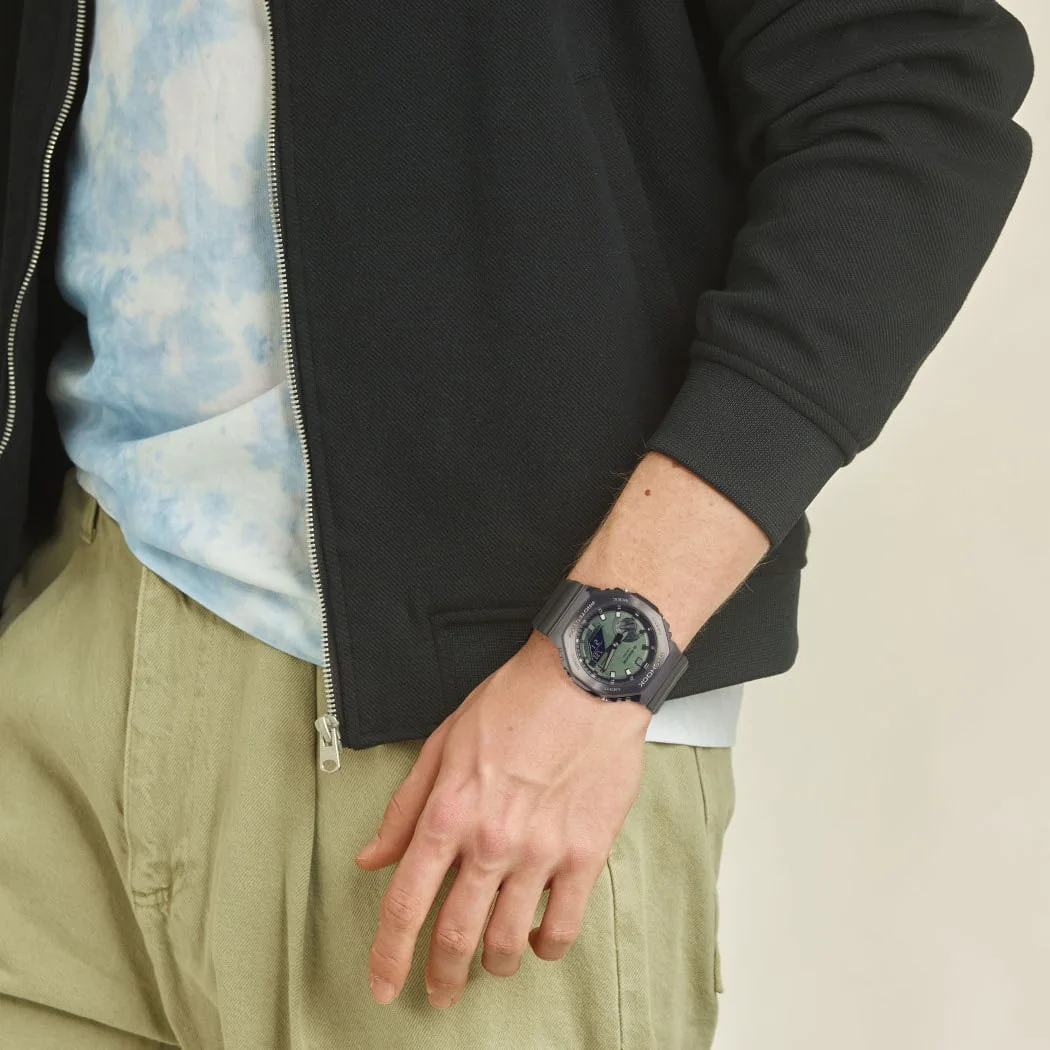 Die G-SHOCK Armbanduhr GM-2100B-3A am Handgelenk einer Person.