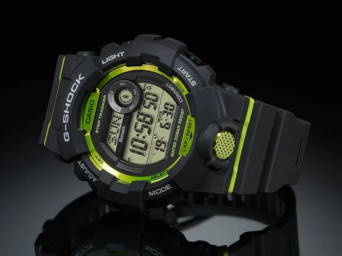 Die G-SHOCK Armbanduhr GBD-800-8 auf der Seite liegend.
