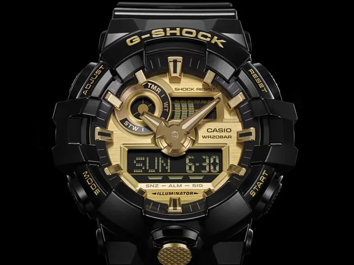 Nahaufnahme des digital-analogen Zifferblatts der G-SHOCK Armbanduhr GA-710GB-1A in Gold mit Details.