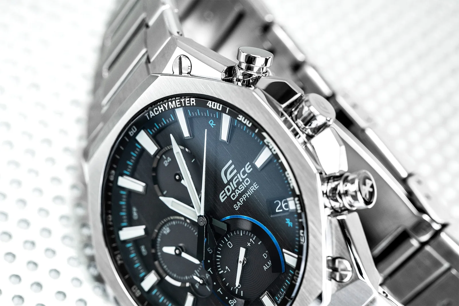 Die seitliche Ansicht der EDIFICE Armbanduhr EQB-1100D-1A zeigt die Bedienknöpfe rechts außen am Gehäuse.