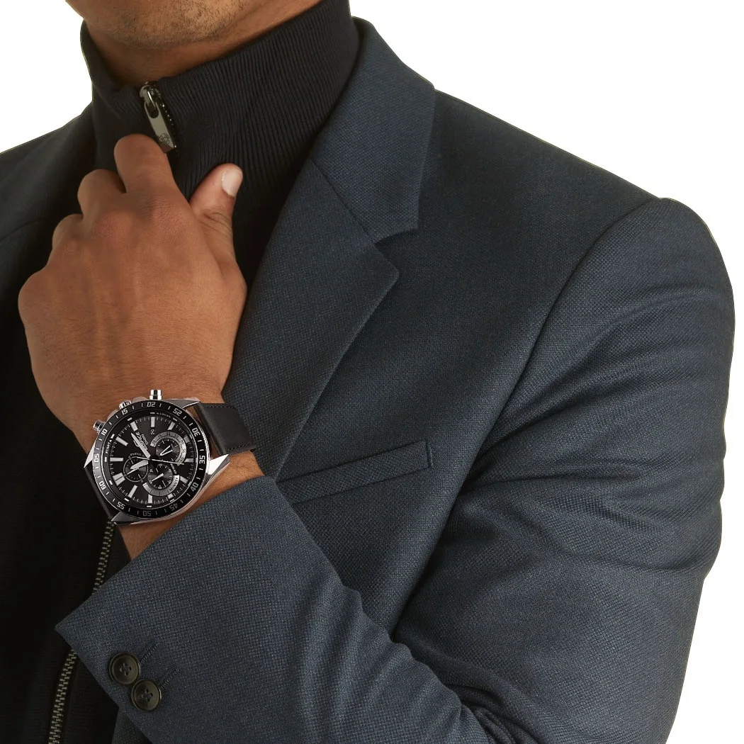 Nahaufnahme der EDIFICE Armbanduhr EFV-620L-1AVU am Handgelenk einer Person.
