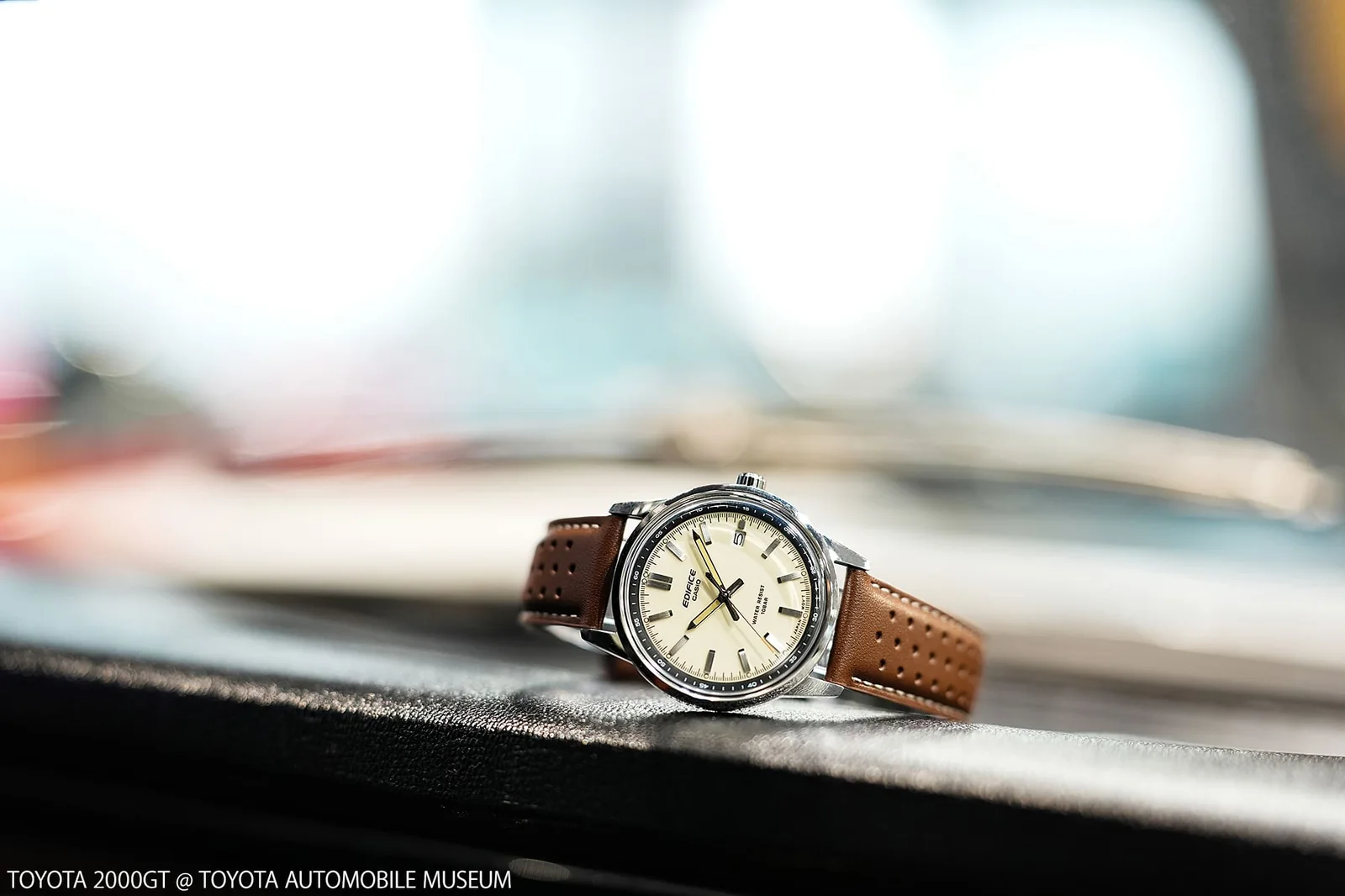 Das braune Lederarmband der silbernen EFR-109L-7A ist mit einem Lochmuster versehen