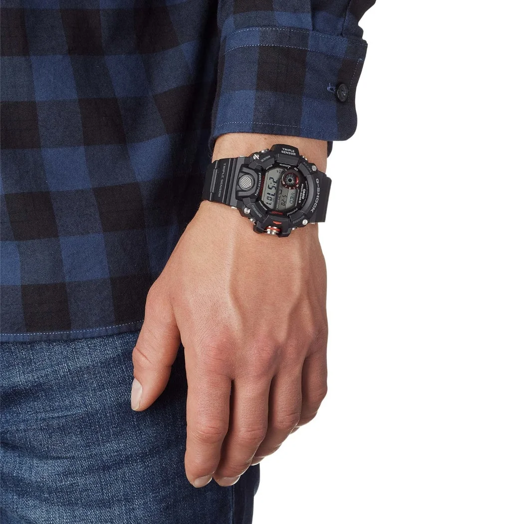 Die G-SHOCK Armbanduhr GW-9400-1 am Handgelenk einer Person.
