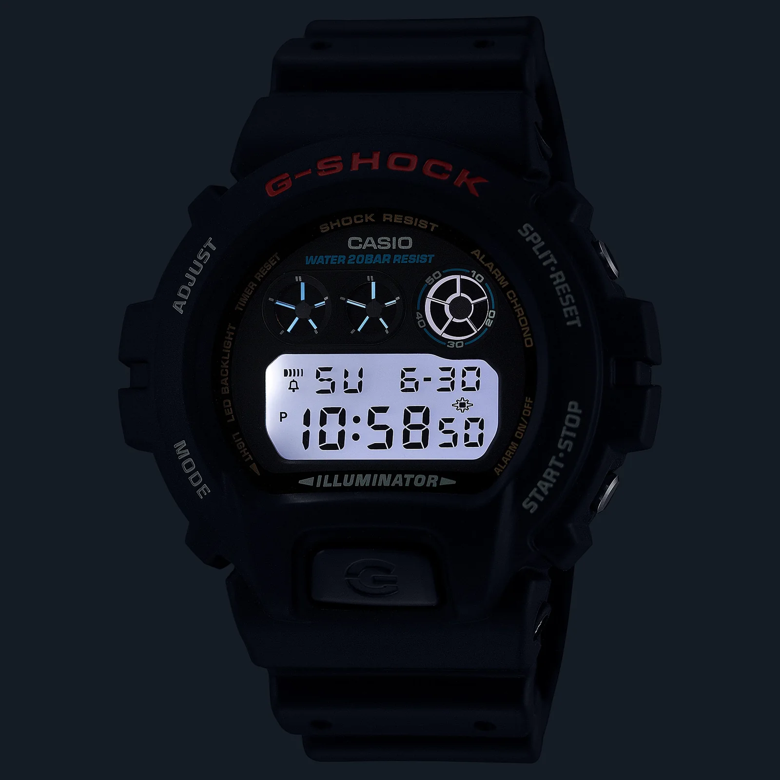 Nahaufnahme des digitalen Zifferblatts der G-SHOCK Armbanduhr DW-6900U-1 mit aktivierter LED-Beleuchtung.