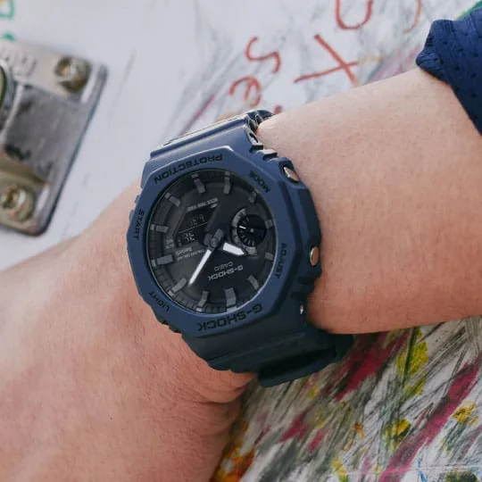 Nahaufnahme der G-SHOCK Armbanduhr GA-B2100-2A am Handgelenk einer Person.