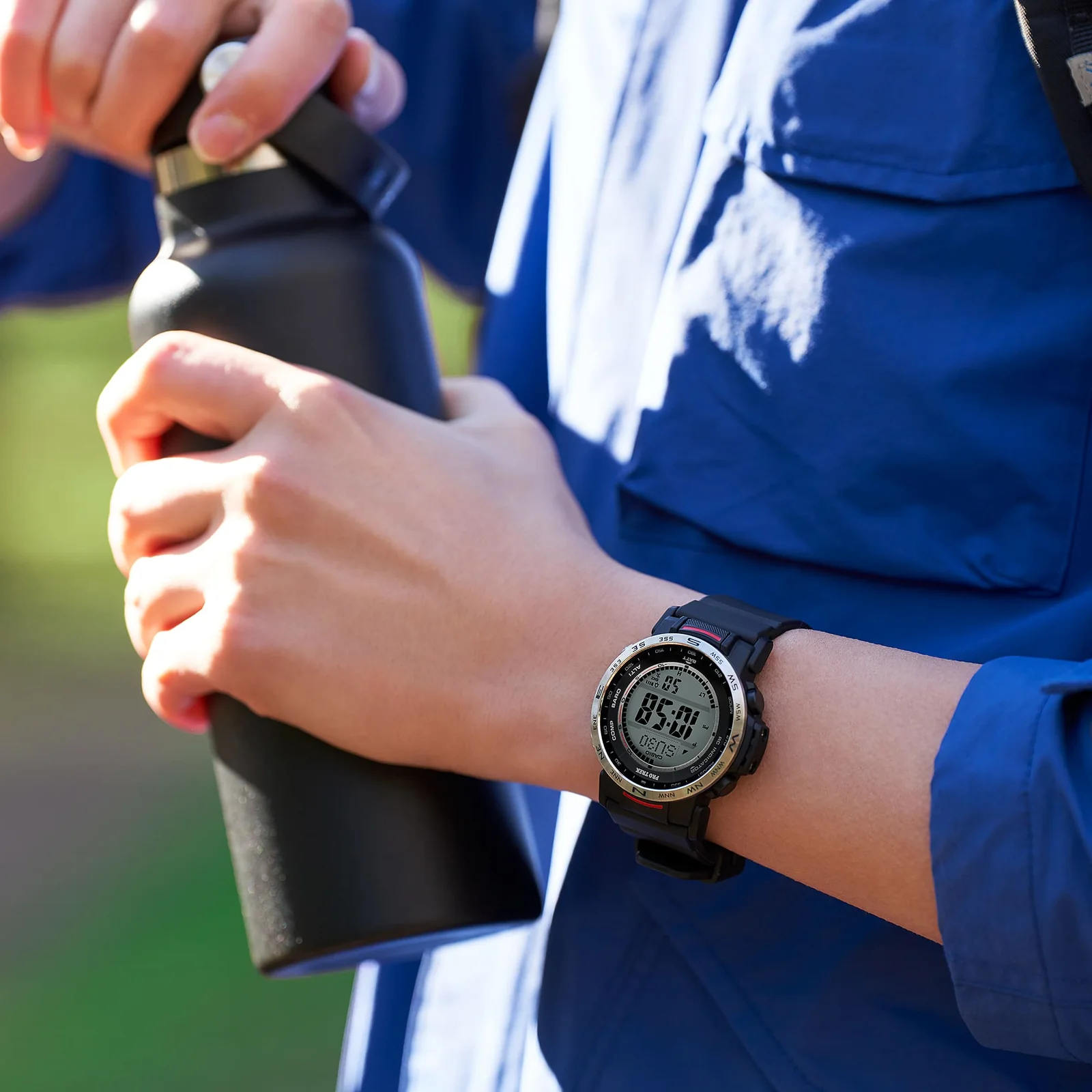 Die PRO TREK Armbanduhr PRW-35-1A am Handgelenk einer Person während einer Freizeitaktivität.