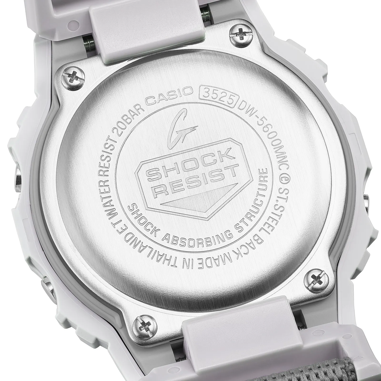 Auf der Rückseite der Digitaluhr DW-5600MNC-7A8 von G-SHOCK ist der Schriftzug SHOCK RESIST eingraviert