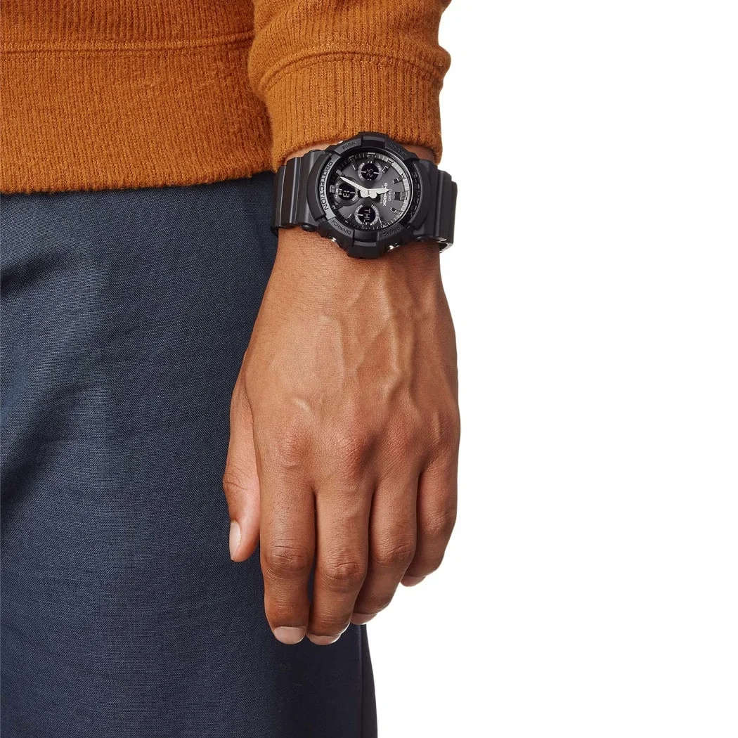 Nahaufnahme der G-SHOCK Armbanduhr GAW-100B-1A am Handgelenk einer Person.