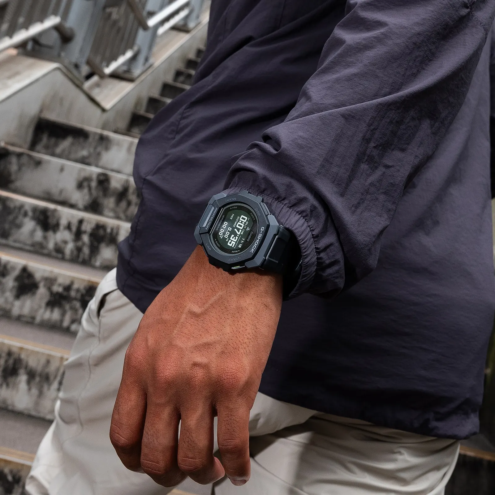 Die G-SHOCK Armbanduhr GBD-300-1 am Handgelenk einer Person in Außenumgebung.