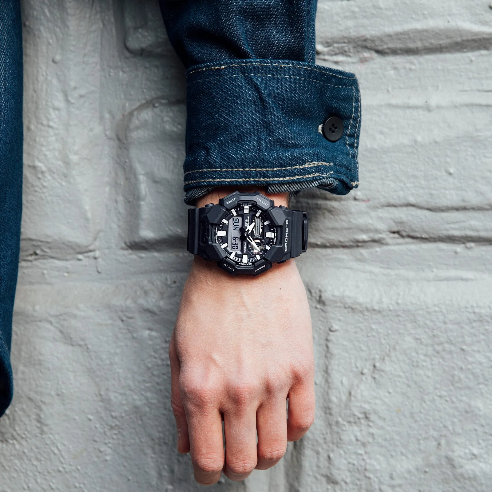 Nahaufnahme der G-SHOCK Armbanduhr GA-010-1A am Handgelenk einer Person.