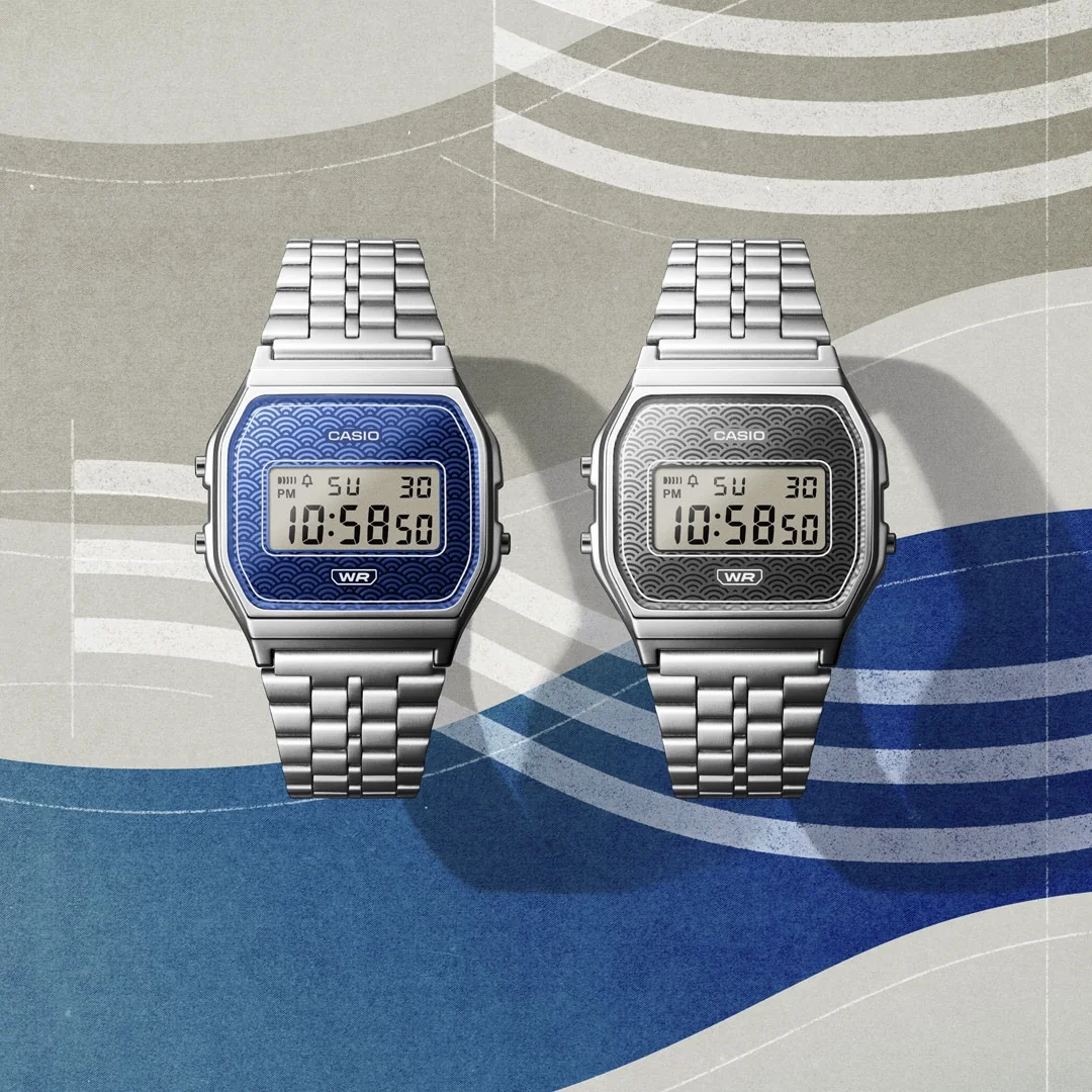 Die beiden Uhrenmodelle A159WEVJ-2 und A159WEVJ-7 der CASIO VINTAGE COLLECTION vor einem Hintergrund mit Wellen in Blau und Grau