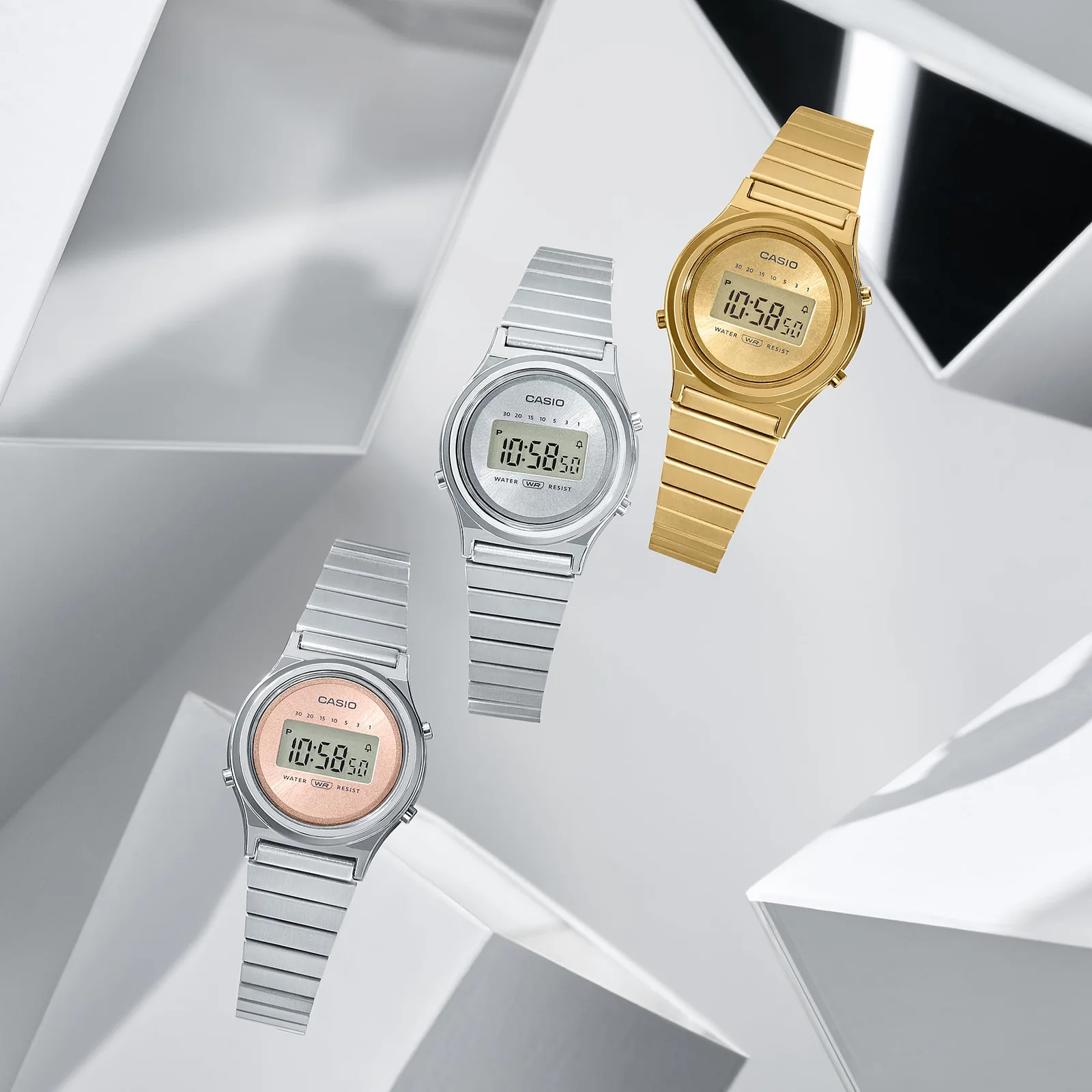 Die goldfarbene CASIO VINTAGE COLLECTION Armbanduhr LA700WEG-9A neben den beiden Modellen in Silber, LA700WE-7, bzw. in Silber mit Zifferblatt in Rosa, LA700WE-4A.