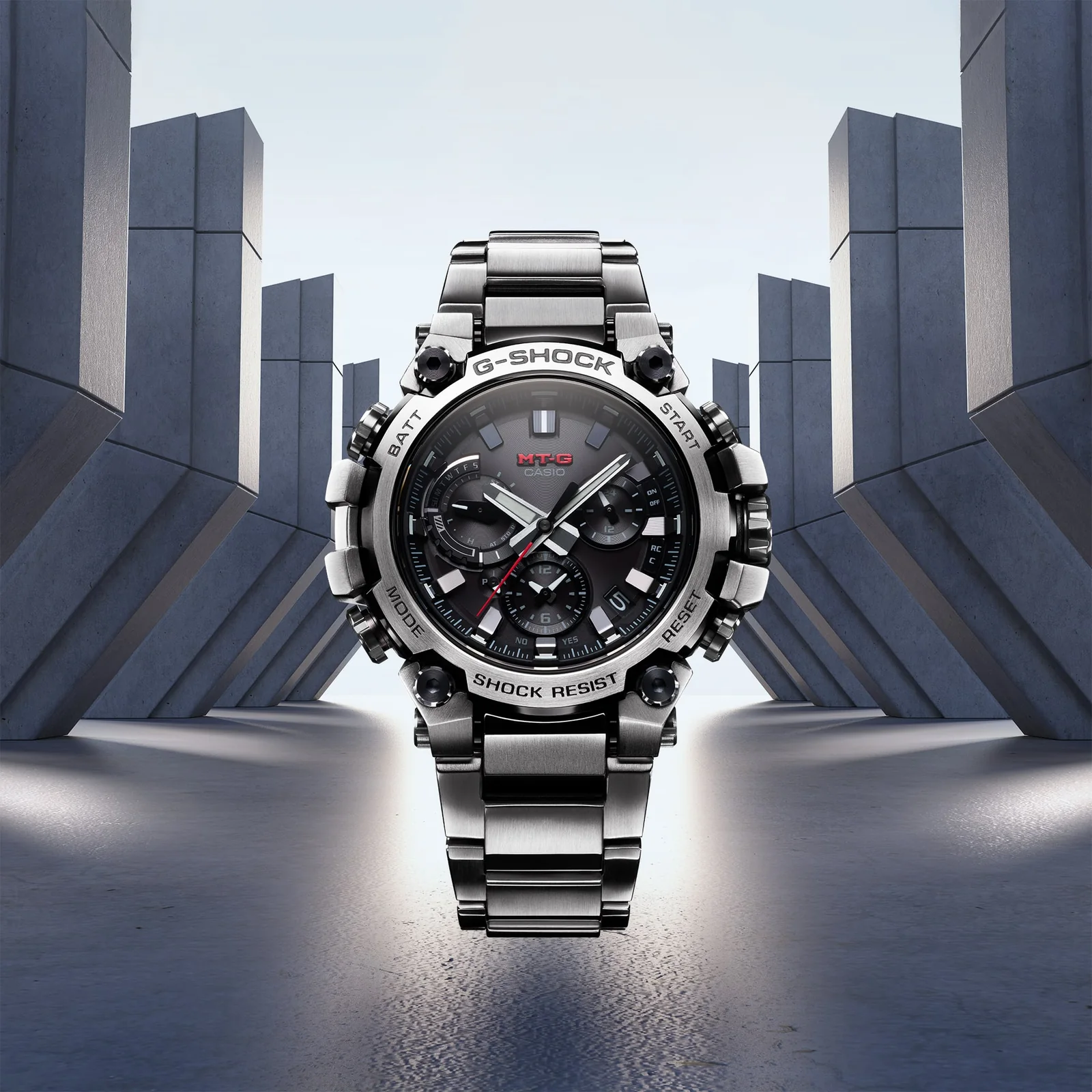 Gehäuse und Armband der G-SHOCK Armbanduhr MTG-B3000D-1A direkt von vorn, links und rechts gesäumt von abstrakten silberfarbenen Objekten.