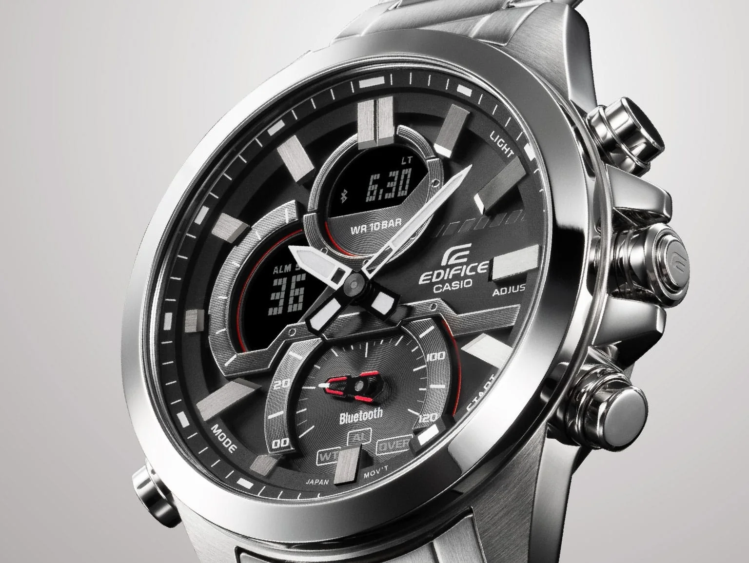 Die seitliche Ansicht der EDIFICE Armbanduhr ECB-30D-1A zeigt die Bedienknöpfe rechts außen am Gehäuse.