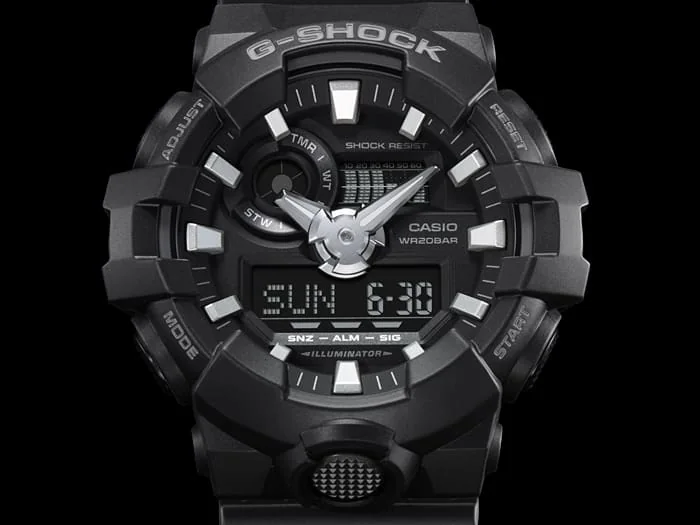 Nahaufnahme des digital-analogen Zifferblatts der G-SHOCK Armbanduhr GA-700-1B in Schwarz mit Details.