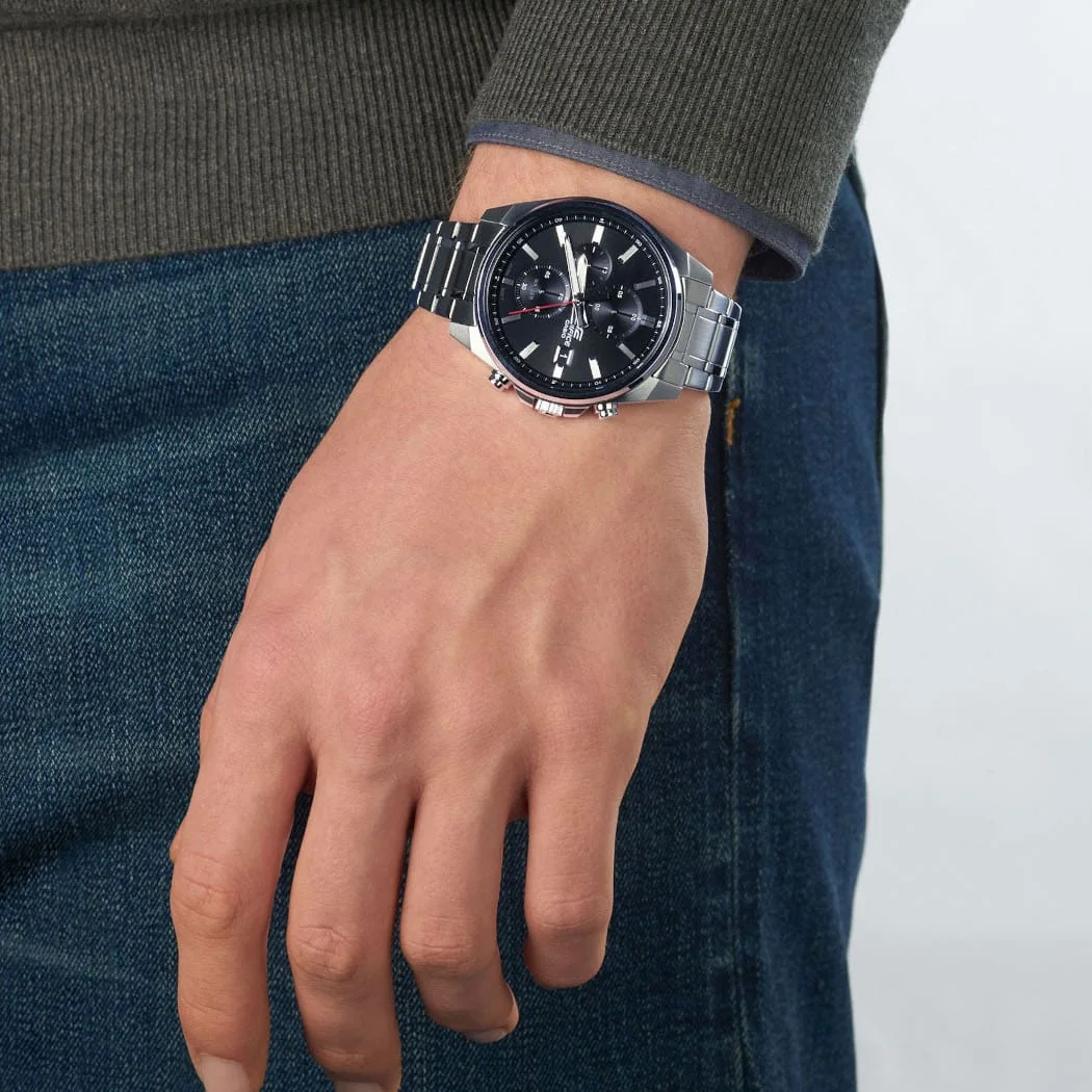 Nahaufnahme der EDIFICE Armbanduhr EFV-610D-1AVU am Handgelenk einer Person.