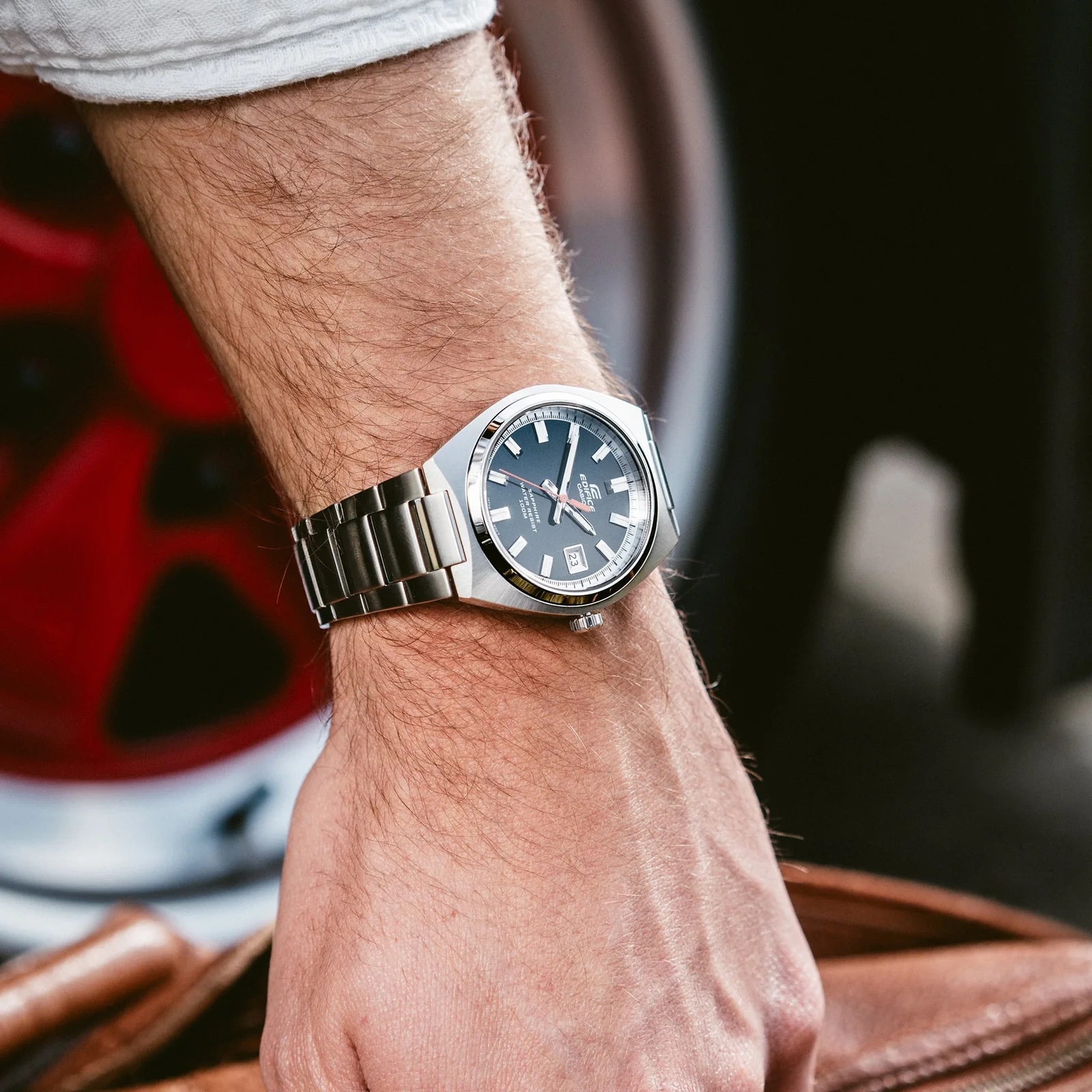 Die EFB-109D-1AV am Handgelenk eines Mannes