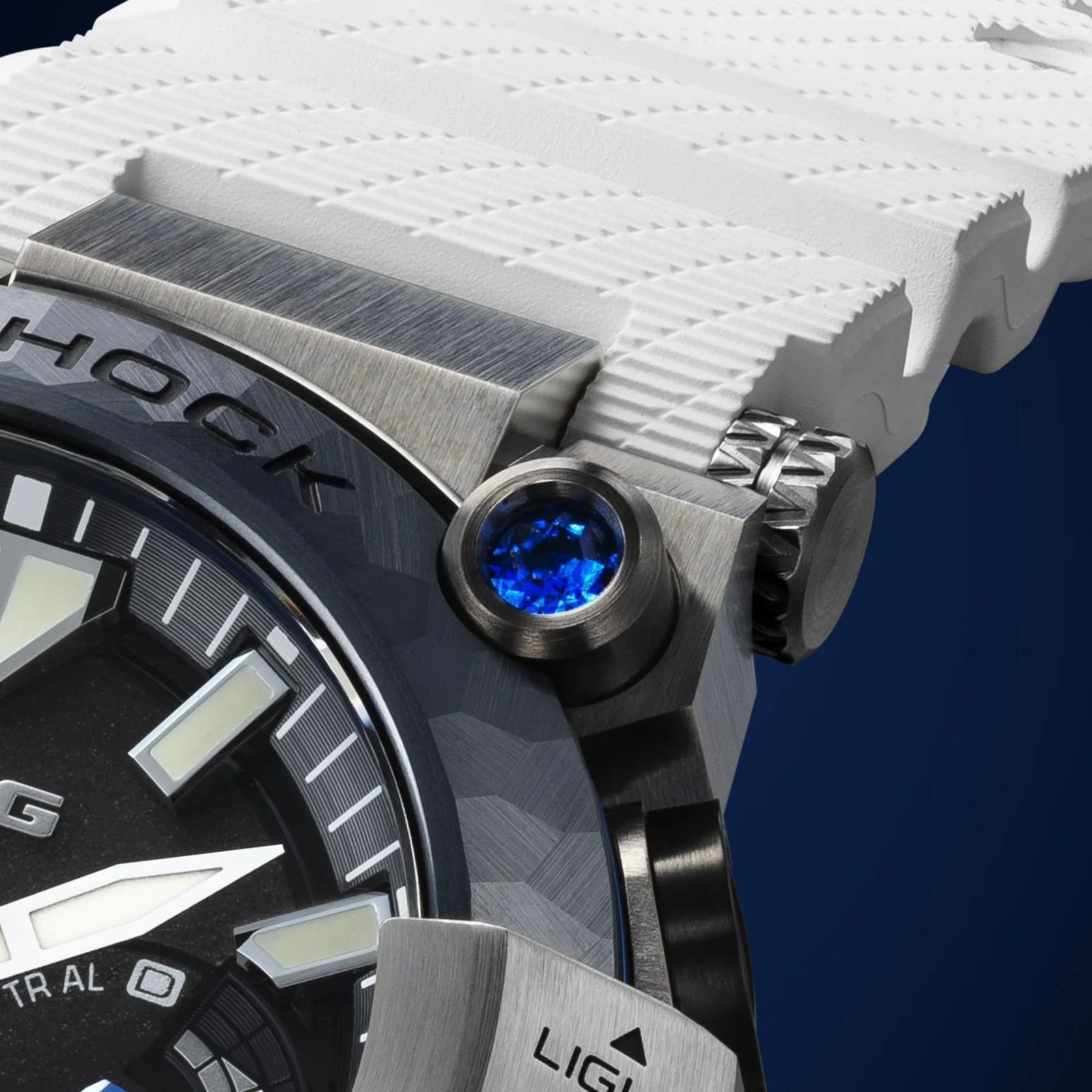 Die Lünette der limitierten FROGMAN MRG-BF1000EB-1ADR ist auf der rechten Seite von zwei blauen Saphiren eingefasst