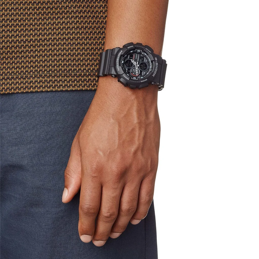 Nahaufnahme der G-SHOCK Armbanduhr GA-140-1A1 am Handgelenk einer Person.