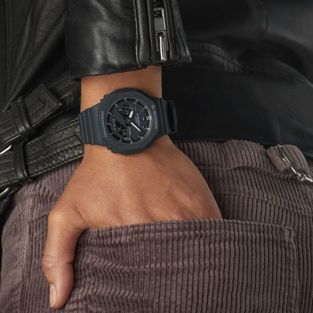 Nahaufnahme der G-SHOCK WOMEN Armbanduhr GMA-S2100-1A am Handgelenk einer Person.