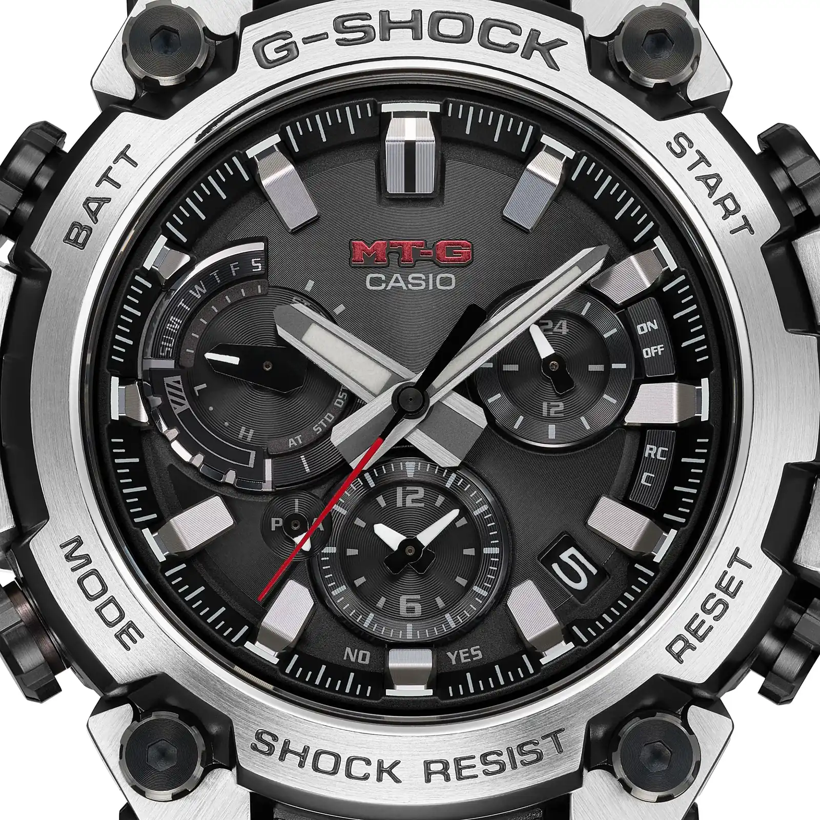 Nahaufnahme des analogen Zifferblatts der G-SHOCK Armbanduhr MTG-B3000D-1A in Schwarz mit silbernen Details, dem roten MT-G Logo und einem roten Sekundenzeiger.